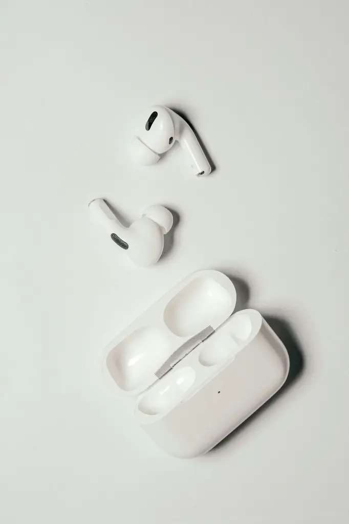 unsplash_mru38VH7tII_airpods.jpg.jpg.webp
